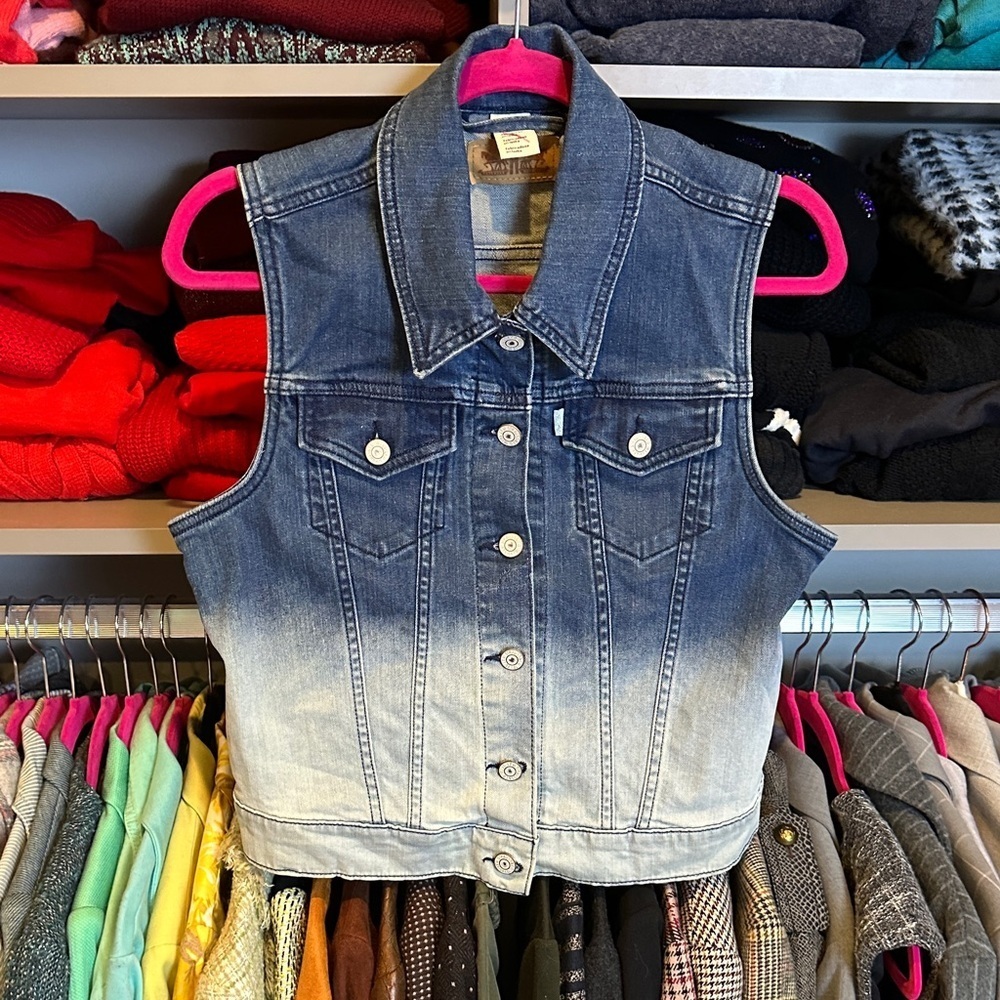 Levi’s blue ombré 2 pocket front button closure adjustable waistband vest size M